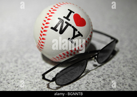 I LOVE NY le baseball et une paire de lunettes de soleil Banque D'Images