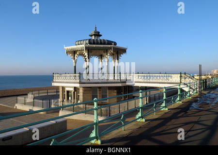 Récemment rénové, le kiosque à musique sur le front de mer de Brighton. Banque D'Images