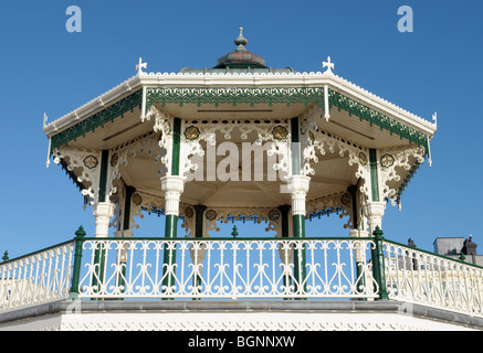 Récemment rénové, le kiosque à musique sur le front de mer de Brighton. Banque D'Images