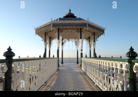 Récemment rénové, le kiosque à musique sur le front de mer de Brighton. Banque D'Images