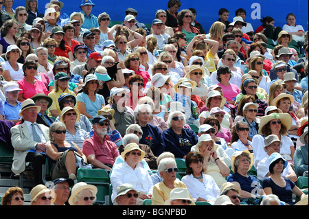 Spectateurs appréciant l'action à l'Aegon International 2009 tournois de tennis du Devonshire Park à Eastbourne Banque D'Images