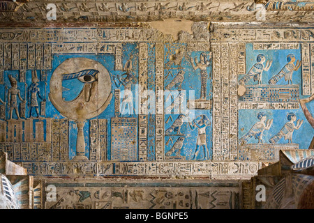 Le nouveau plafond nettoyé avec des scènes d'astronomie à l'époque ptolémaïque Temple d'Hathor à Dendérah, vallée du Nil, l'Egypte Banque D'Images