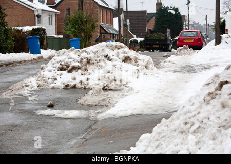 Pile de la fonte de la neige et de la glace sale sur route et trottoir Banque D'Images