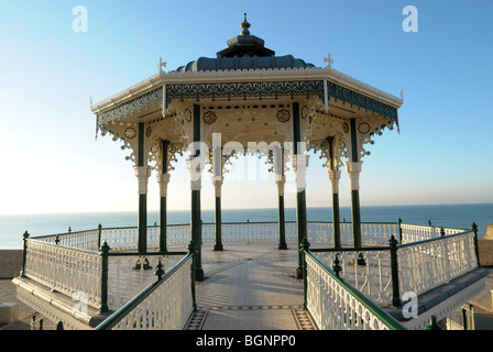 Récemment rénové, le kiosque à musique sur le front de mer de Brighton. Banque D'Images