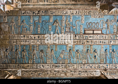 Le nouveau plafond nettoyé avec des scènes d'astronomie à l'époque ptolémaïque Temple d'Hathor à Dendérah, vallée du Nil, l'Egypte Banque D'Images