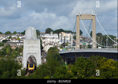 Le pont ferroviaire et les ponts routiers sur la Rivière Tamar entre Devon et Cornwall. Banque D'Images