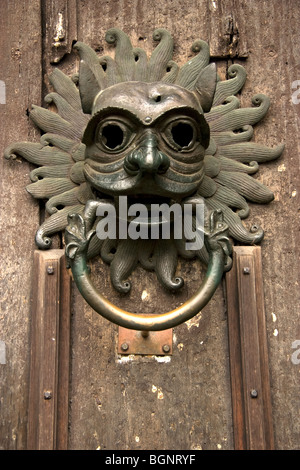 Heurtoir sur le sanctuaire porte avant de la cathédrale de Durham, Angleterre Banque D'Images