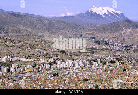Le centre-ville de La Paz, capitale de la Bolivie avec le Mont Illimani en arrière-plan. Banque D'Images