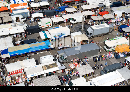 Stands de la marchandise chez le principal marché à Veurne / Furnes, Flandre occidentale, Belgique Banque D'Images