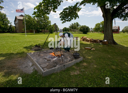 Sackets Harbor Battlefield State Historic Site employé, portant des vêtements de la période du 19ème siècle, reenacts Guerre de 1812 la vie du camp. Banque D'Images