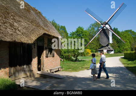 L'Standerd moulin et les touristes visitant une ferme traditionnelle au musée en plein air Bokrijk, Belgique Banque D'Images