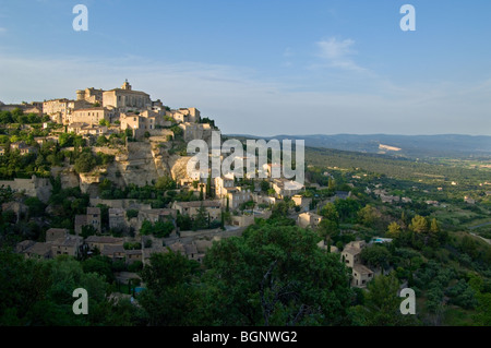 Le village de Gordes en Luberon monts du Vaucluse, en Provence-Alpes-Côte d'Azur, Provence, France Banque D'Images
