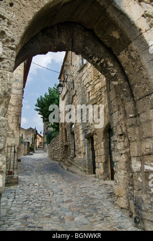 Ruelle médiévale dans le village de Lacoste, Vaucluse, Provence-Alpes-Côte d'Azur, Provence, France Banque D'Images