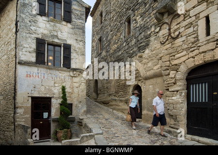 Les touristes se promenant dans ruelle médiévale dans le village de Lacoste, Vaucluse, Provence-Alpes-Côte d'Azur, Provence, France Banque D'Images