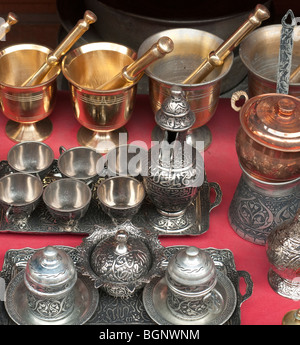 Jeux de café turc traditionnel y compris tasse et soucoupes avec couvercles, le marché du cuivre Gaziantep Turquie Banque D'Images