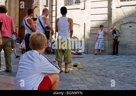 Arles, France, les jeunes hommes adultes, jouer de la musique sur la rue dans le centre ville, Banque D'Images