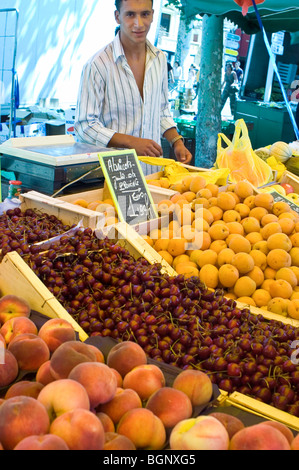 Arles, France - à l'extérieur, marché, jeune homme petit homme d'étal de fruits à la vente, vendeur de rue Banque D'Images