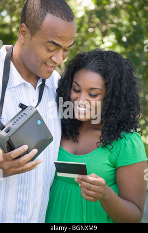 Close-up of a young woman looking at a photographie Banque D'Images