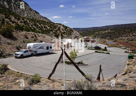 RV cinquième roues stationné dans un grand espace de repos près de Pilar sur l'autoroute 68 donnant sur la rivière Rio Grande, Taos New Mexico, USA Banque D'Images