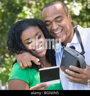 Close-up of a young woman looking at a photographie Banque D'Images