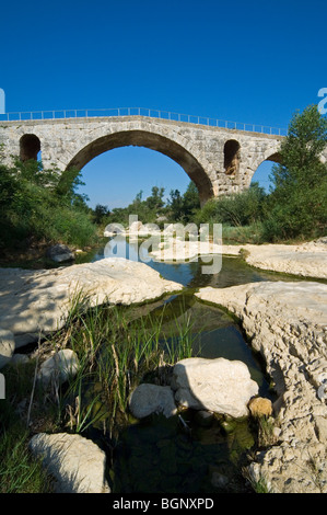 Le Pont Julien / Julian Bridge, une arche en pierre romain pont sur la rivière Calavon, Bonnieux, Vaucluse, Provence, France Banque D'Images