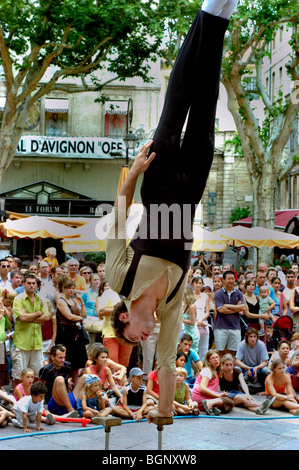 Avignon, France, foule regardant Street Artistes Acrobat En été, Festival de théâtre. Banque D'Images