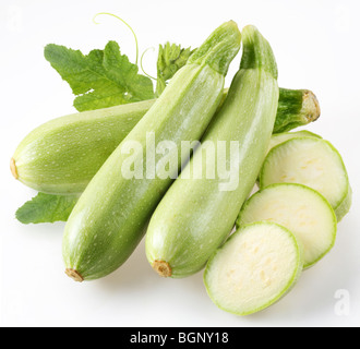 Squash mûrs avec des feuilles sur fond blanc Banque D'Images