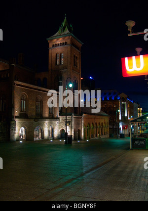 Nuit vue vers le bas de la porte Karl Johanus menant à la gare centrale (Østbanestasjonen), Oslo City Centre Banque D'Images