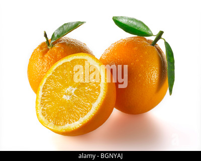 Toute fraîche et couper les oranges avec des feuilles sur un fond blanc comme un cut out Banque D'Images