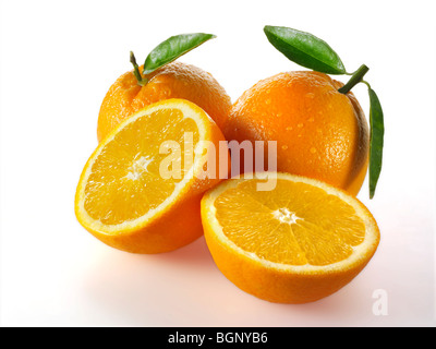 Toute fraîche et couper les oranges avec des feuilles sur un fond blanc comme un cut out Banque D'Images