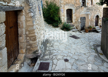 Ruelle dans le village médiéval de Simiane-la-Rotonde, Provence, Alpes-de-Haute-Provence, France Banque D'Images