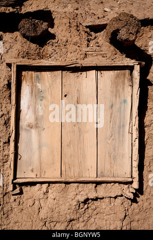 Adobe vieux immeubles d'ancienne fenêtre avec volets bois, Taos, Nouveau Mexique, USA Banque D'Images