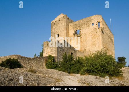 Ruine de château Le Château des Comtes de Toulouse dans la vieille ville romaine Vaison-La-Romaine, Provence, Vaucluse, France Banque D'Images