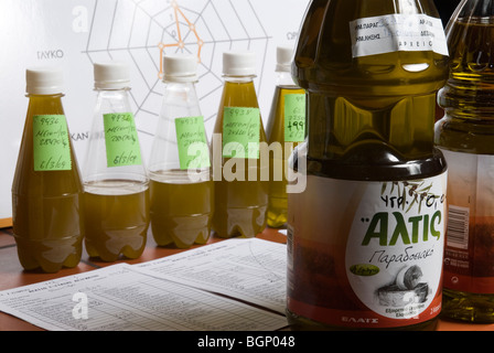 Bouteilles d'huile d'olive brutes et traitées pour des tests à des plantes' laboratory Banque D'Images