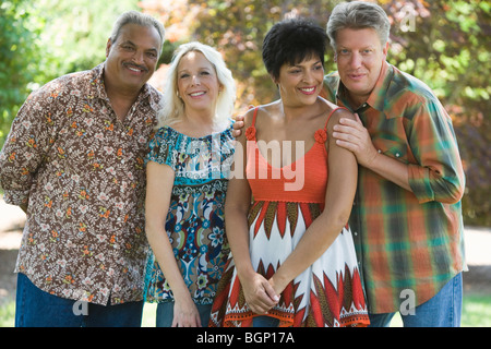 Deux couples Standing together and smiling Banque D'Images