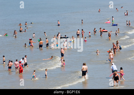 Les nageurs / touristes de canotage et de nager dans la mer du Nord durant les vacances d'été à seaside resort Banque D'Images