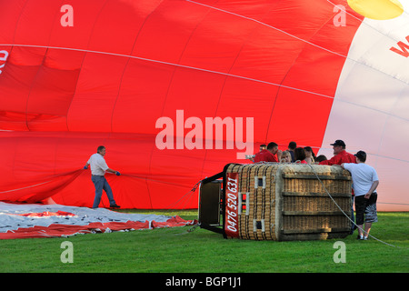 Aérostiers / Aéronautes préparer ballon à air chaud pour décoller au cours de réunion de la montgolfière Banque D'Images