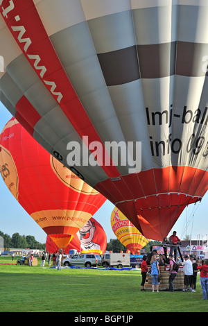 Aérostiers / Aéronautes préparer ballon à air chaud pour décoller au cours de réunion de la montgolfière Banque D'Images