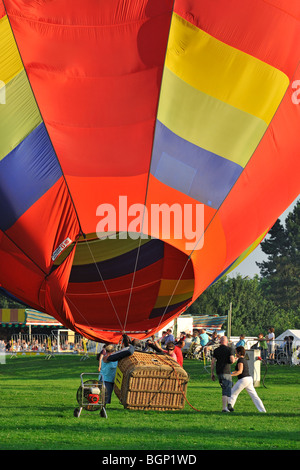 Aérostiers / Aéronautes du gonflage ballon à air chaud avec brûleur au propane au cours de réunion de la montgolfière Banque D'Images