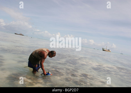 Pêcheur sur la plage de l'île de Kiribati dans l'Océan Pacifique Banque D'Images