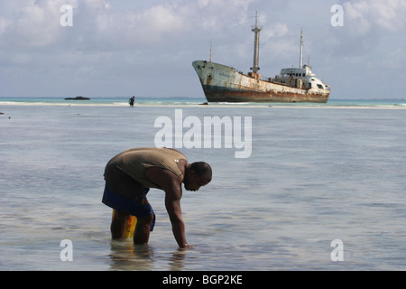 Pêcheur sur la plage de l'île de Kiribati dans l'Océan Pacifique Banque D'Images