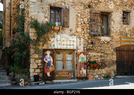 Vieille maison en pierre naturelle avant d'allée dans la boutique à Aiguines, Provence-Alpes-Côte d'Azur, Var, Provence, France Banque D'Images