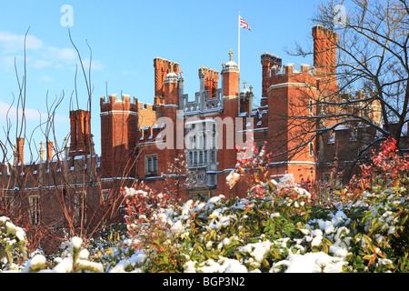 Le Palais de Hampton Court en hiver dans la neige Surrey England Banque D'Images