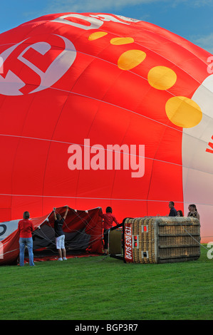 Aérostiers / Aéronautes la préparation et le gonflage de ballons à air chaud avec brûleurs au propane au cours de réunion de la montgolfière, Belgique Banque D'Images