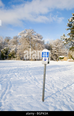 Aucun signe d'entrée dans le parking couvert de neige au nord Yorkshire Angleterre Knaresborough Banque D'Images