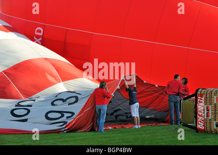 Les Aérostiers à air chaud / Aéronautes la préparation et le gonflage de ballons à air chaud avec brûleurs au propane au cours de réunion de la montgolfière, Belgique Banque D'Images