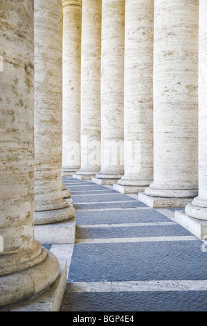 Colonnes de la Place Saint Pierre, Rome, Italie Banque D'Images