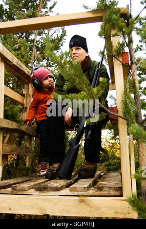 Une femme et un enfant la chasse, la Suède. Banque D'Images