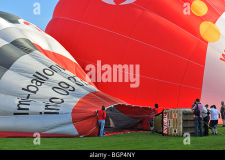 Les Aérostiers à air chaud / Aéronautes la préparation et le gonflage de ballons à air chaud avec brûleurs au propane au cours de réunion de la montgolfière, Belgique Banque D'Images