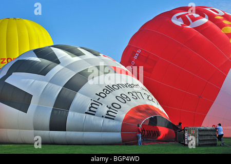 Aérostiers / Aéronautes se préparent en montgolfière au cours de réunion de la montgolfière Banque D'Images